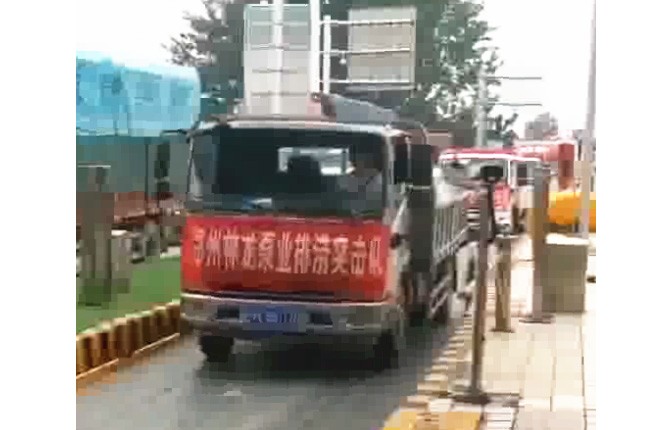 我公司新組織的搶險排澇設(shè)備及人員，出發(fā)馳援焦作災(zāi)區(qū)，兄弟們辛苦了，加油！