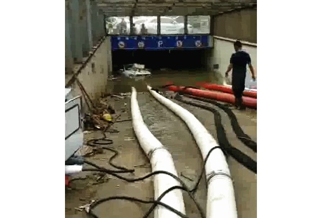 二環(huán)支路沙口路，山東消防兩臺，我們?nèi)_潛水泵同時運(yùn)行，一切正常了